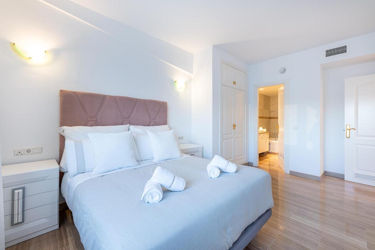 Atico Puerto Marina First Island With Sea Views And Rooftop Pool Benalmadena Bagian luar foto